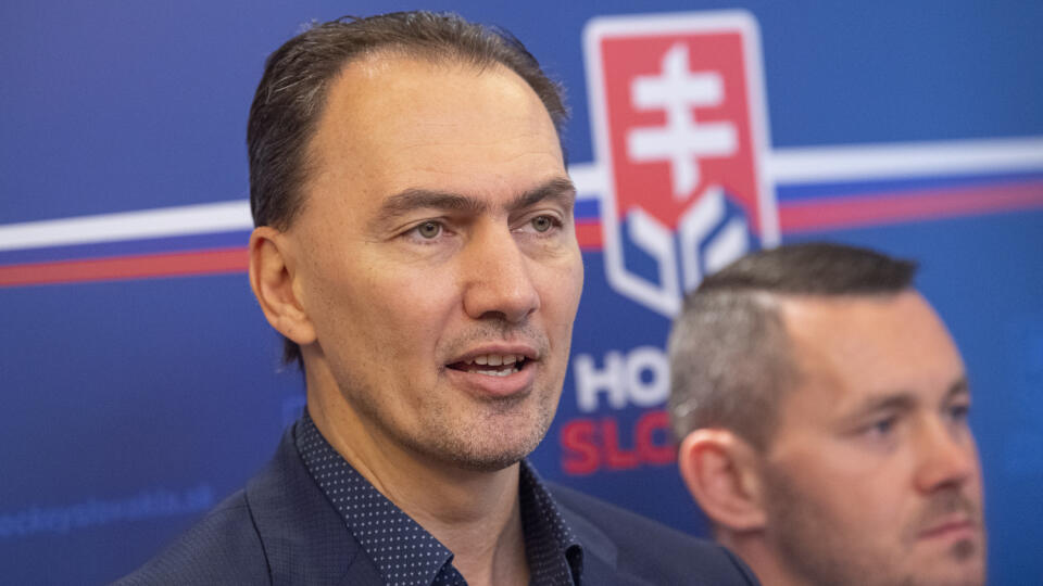 Na snímke vľavo prezident Slovenského zväzu ľadového hokeja (SZĽH) Miroslav Šatan počas brífingu reprezentácie do 18 rokov po návrate z majstrovstiev sveta tejto vekovej kategórie vo Švajčiarsku. V Bratislave v pondelok 1. mája 2023. FOTO TASR - Michal Svítok