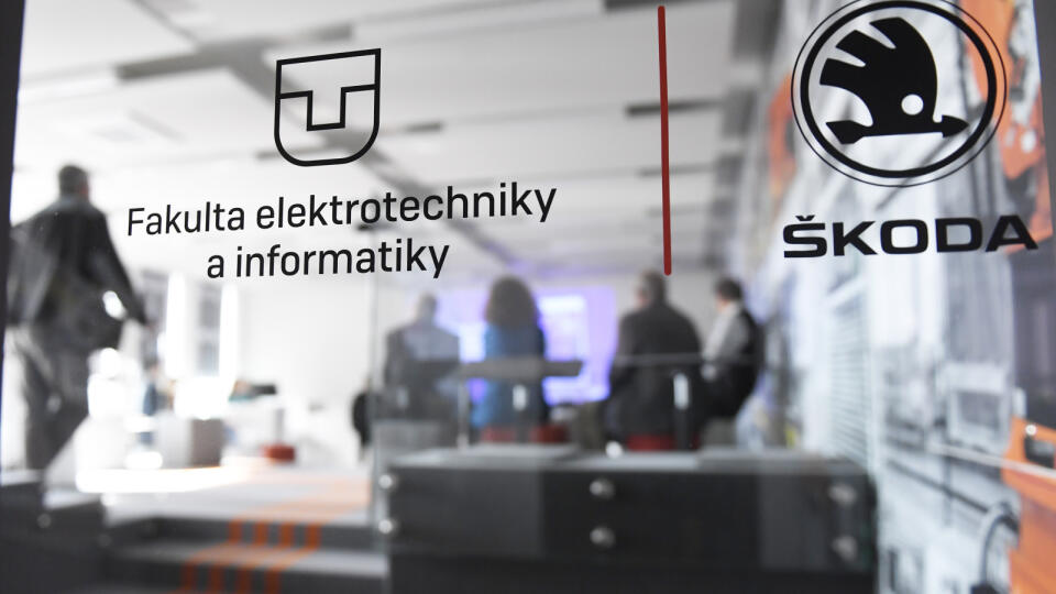Na snímke otvorenie zrekonštruovanej posluchárne Fakulty elektrotechniky a informatiky Technickej univerzity v Košiciach (FEI TUKE), ktorá je významným medzníkom v spolupráci medzi ŠKODA AUTO a.s. a FEI TUKE. Košice, 12. októbra 2022. FOTO TASR – František Iván