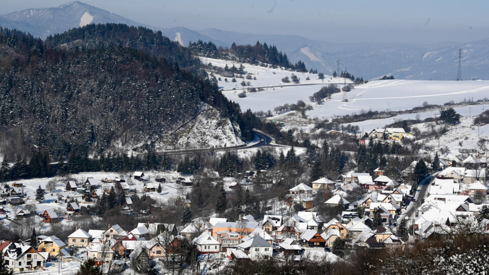 Valaská Dubová, zasadená do krásneho horského prostredia, je príjemným miestom pre život aj na turistiku.