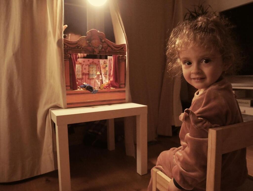 Dcérke Margarétke sa veľmi zapáčilo domáce bábkové divadlo.