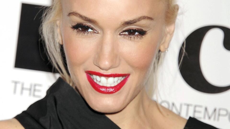 Gwen Stefani (46) Nedbanlivo vyčesaný  drdol omladí váš look.