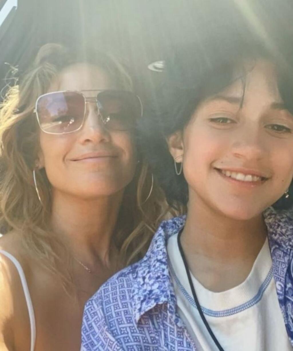 Speváčka a herečka Jennifer Lopez (52) si svoje súkromie a deti poriadne stráži. Tentokrát však urobila výnimku a svetu sa pochválila svojou krásnou, už 13-ročnou dcérou Emme, ktorú v príspevku roztomilo nazvala svojim kokosovým orieškom.