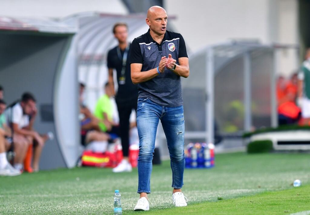 Adrián Guľa (vpravo) verí, že jeho zverenci sa nakopnú k lepším výkonom.