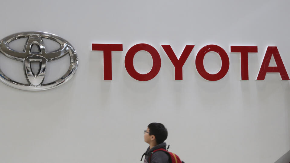 KK40 Tokio - Na archívnej snímke z 15. januára 2020 v Tokiu chlapec sa pozerá na logo automobilky Toyota. Japonský automobilový gigant Toyota vo štvrtok 6. februára 2020 oznámil nárast čistého zisku a predaja za prvých deväť mesiacov svojho finančného roka 2019/2020. Pomohla mu pritom redukcia nákladov. FOTO TASR/AP
In this Jan. 15, 2020, photo, a boy looks up at the logo of Toyota Motor Corp. at its gallery in Tokyo. Japan's top automaker Toyota raised its annual forecast Thursday, Feb. 6, 2020