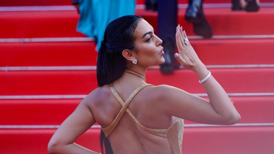 Pred premiérou filmu Last Summer sa nahodila Georgina do zlatej farby.