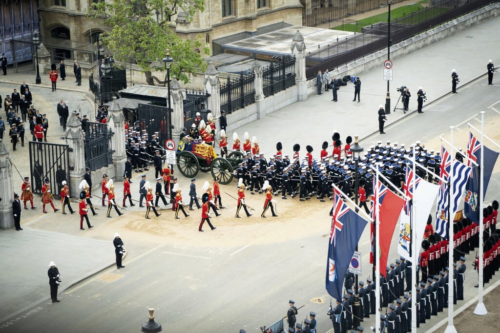 Rakvu s pozostatkami zosnulej britskej kráľovnej Alžbety II. prevážajú po skončení štátneho pohrebu z Westminsterského opátstva v Londýne v pondelok 19. septembra 2022. Štátny pohreb panovníčky sa začal v pondelok o 11.00 h (12.00 SELČ).