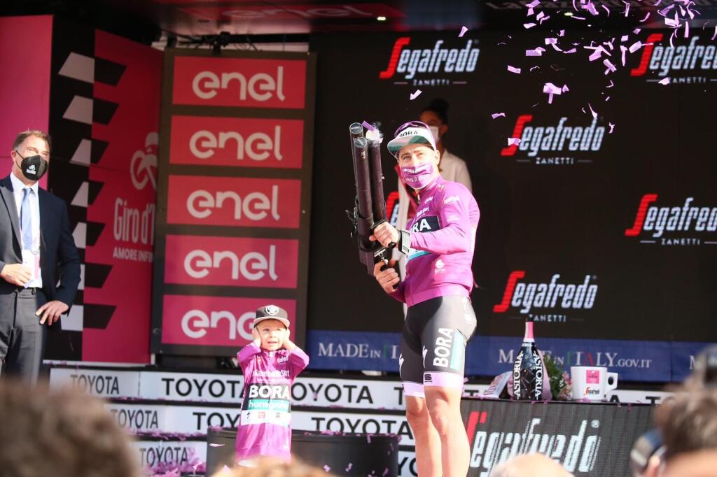 Saganov syn nechýbal ani na Giro d'Italia, kde jeho otec získal cyklámenový dres.