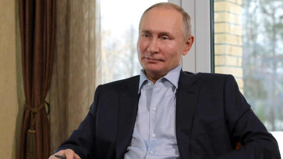 WA 37 Zavidovo - Ruský prezident Vladimir Putin počas videorozhovoru so študentami vo svojej prezidentskej rezidencii v Zavidove, 150 km severne od Moskvy v pondelok 25. januára 2021. Vladimir Putin v pondelok odmietol tvrdenie odporcu Kremľa Alexeja Navaľného, že mu patrí luxusné sídlo na pobreží Čierneho mora. Informovala o tom tlačová agentúra AFP. Investigatívny film o veľkolepej rezidencii Putina zverejnil na internete v utorok 19. januára tím opozičného politika Navaľného. FOTO TASR/AP