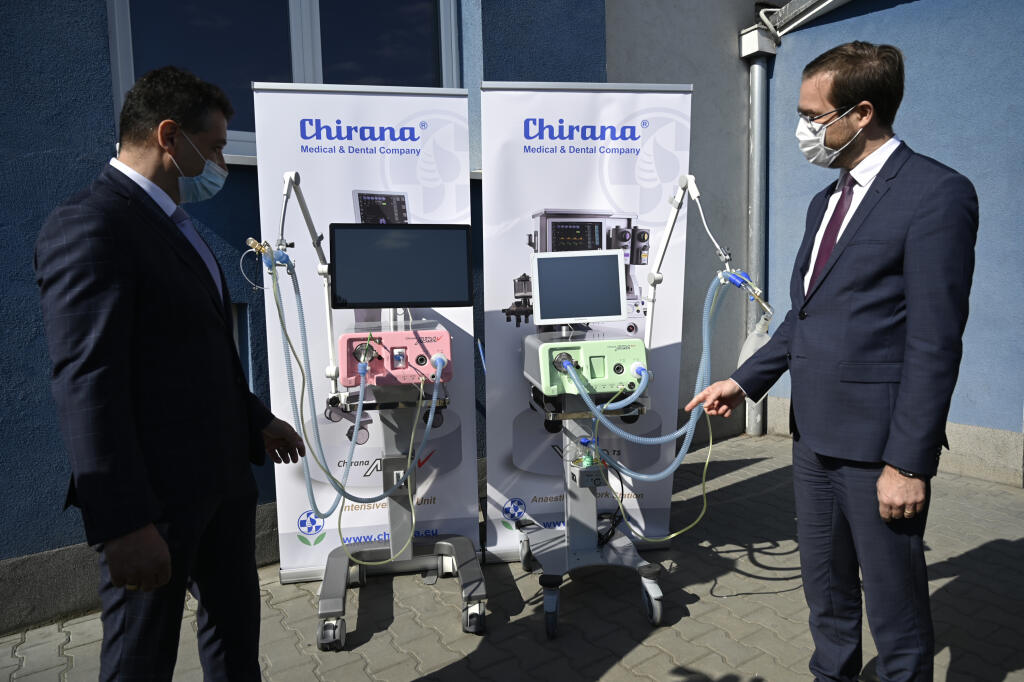 Podpísanie zmluvy o záväzku spoločnosti vyrábať a dodať 300 pľúcnych ventilátorov pre slovenské nemocnice do 30. júna 2020.