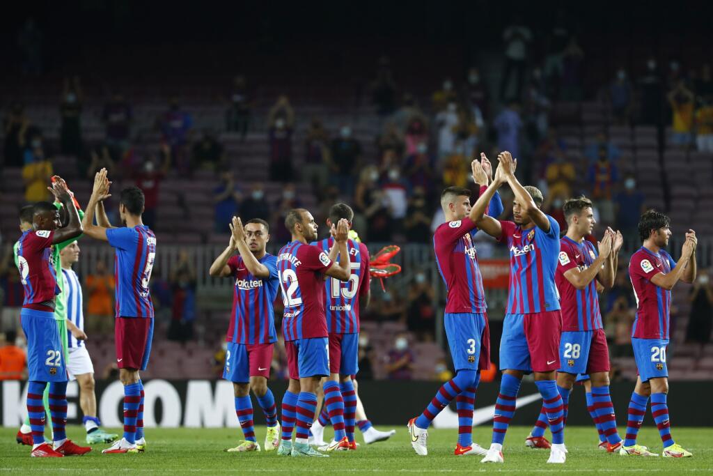 KK22 Barcelona - Futbalisti FC Barcelony ďakujú fanúšikom po zápase 1. kola španielskej La Ligy FC Barcelona - Real Sociedad San Sebastian 15. augusta 2021 v Barcelone. FOTO TASR/AP