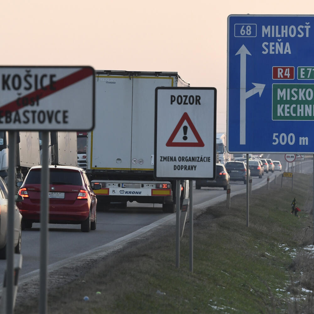 Na snímke kolóna motorových vozidiel sa tvorila od mestskej časti Košíc Šebastovce smerom k hranici s Maďarskom počas protestnej akcii Únie autodopravcov Slovenska a farmárov. Dopravu na konci Šebastoviec regulovala polícia. Košice - Šebastovce 7. januára 2020. FOTO TASR – Milan Kapusta