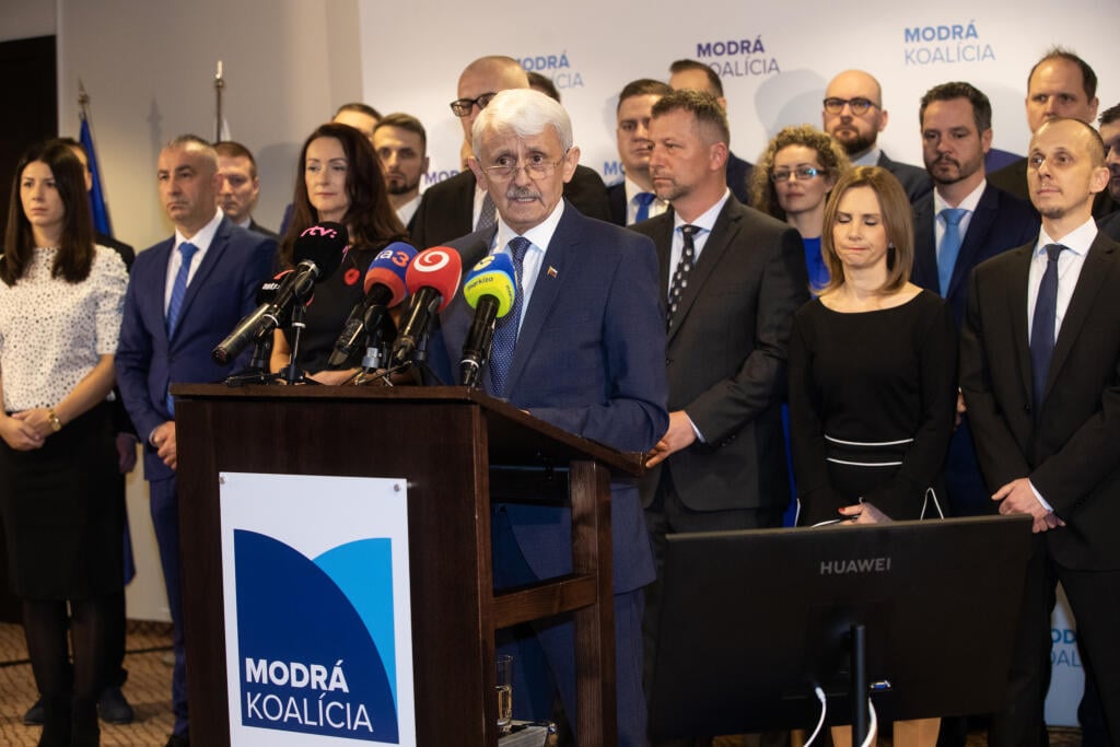 Na snímke je Mikuláš Dzurinda, ktorý predstavuje nový politický projekt s názvom Modrá koalícia na tlačovej konferencii v Bratislave.