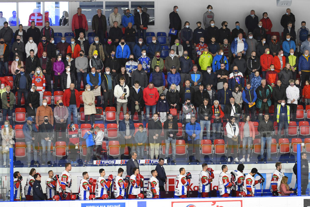 Na snímke diváci počas štátnej hymny, dole striedačka MHk 32 Liptovský Mikuláš pred zápasom 1. kola Tipos extraligy MHk 32 Liptovský Mikuláš - HK Poprad 24. septembra 2021 v Liptovskom Mikuláši. FOTO TASR – Milan Kapusta