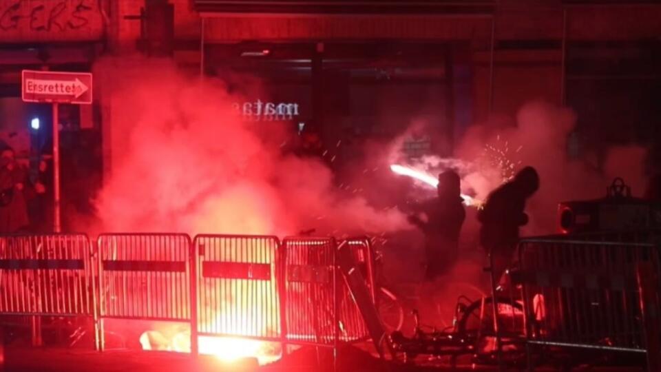 V Seville na seba v uliciach španielskeho mesta narazili chuligánske skupiny nemeckého Frankfurtu a anglického Westa Hamu United.
