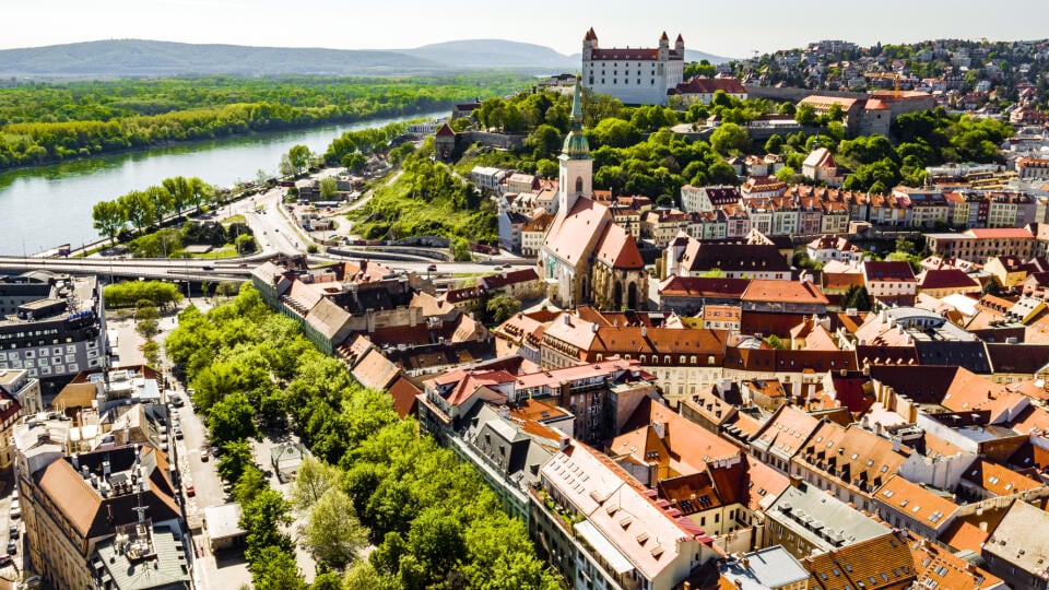 Letecké zábery prádzneho historického centra Bratislavy počas šírenia nákazy Covid19.