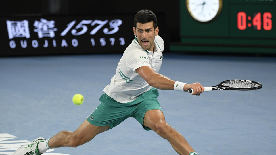 JB 10 Melbourne - Srbský tenista Novak Djokovič odvracia loptičku Rusovi Daniilovi Medvedevovi vo finále dvojhry na grandslamovom turnaji Australian Open v Melbourne 21. februára 2021. FOTO TASR/AP
Serbia's Novak Djokovic hits a backhand return to Russia's Daniil Medvedev during the men's singles final at the Australian Open tennis championship in Melbourne, Australia, Sunday, Feb. 21, 2021.(AP Photo/Andy Brownbill)