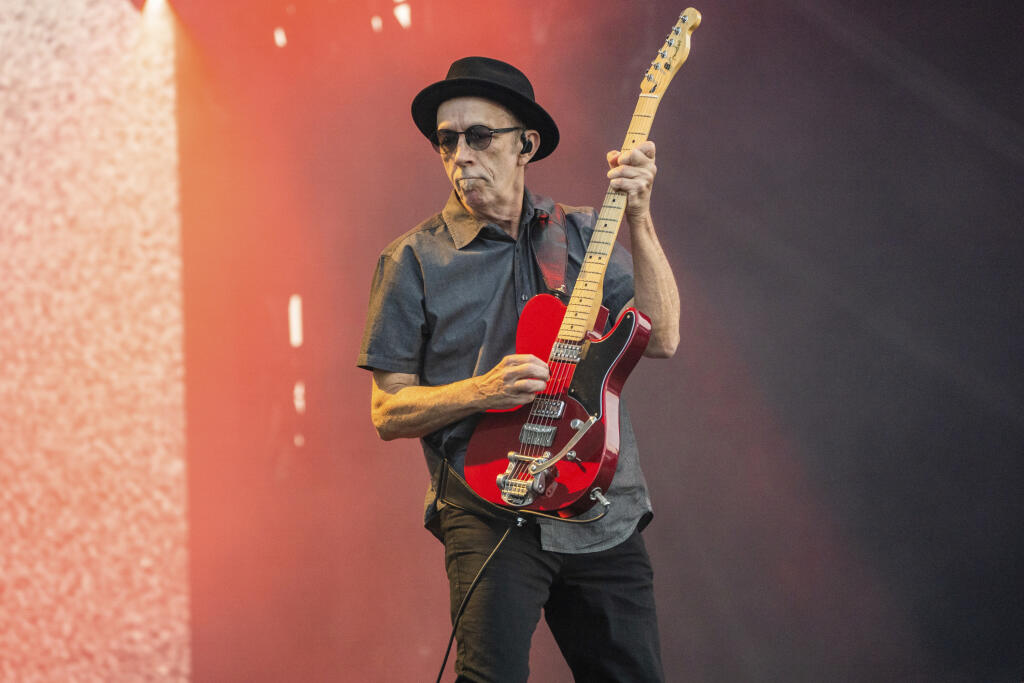 KK40 Quebec - Na snímke Duke Erikson zo skupiny Garbage vystupuje na hudobnom festivale Festival d'été de Quebec 15. júla 2022 v kanadskom Quebecu. FOTO TASR/AP
Duke Erikson of Garbage performs during the Festival d'ete de Quebec on Friday, July 15, 2022, in Quebec City. (Photo by Amy Harris/Invision/AP)