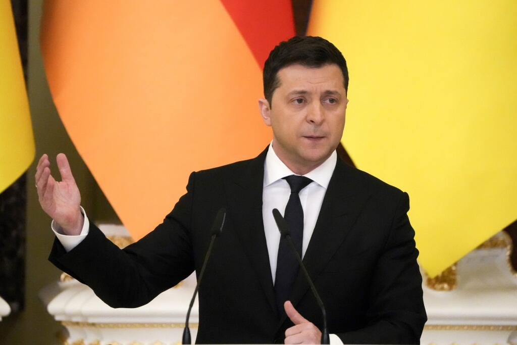 JB 29 Kyjev - Ukrajinský prezident Volodymyr Zelenskyj počas spoločnej tlačovej konferencie s nemeckým kancelárom Olafom Scholzom (nie je na snímke) po ich stretnutí v Kyjeve 14. februára 2022. Zelenskyj v pondelok uviedol, že Ukrajina sa nechystá vzdať svojho cieľa týkajúceho sa vstupu do Severoatlantickej aliancie (NATO). TASR o tom informuje na základe správ agentúr AFP, Reuters a RIA Novosti. Ukrajinský prezident tiež médiá informoval o tom, že so Scholzom hovorili aj o plynovode Severný prú