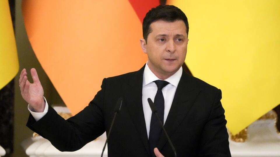 JB 29 Kyjev - Ukrajinský prezident Volodymyr Zelenskyj počas spoločnej tlačovej konferencie s nemeckým kancelárom Olafom Scholzom (nie je na snímke) po ich stretnutí v Kyjeve 14. februára 2022. Zelenskyj v pondelok uviedol, že Ukrajina sa nechystá vzdať svojho cieľa týkajúceho sa vstupu do Severoatlantickej aliancie (NATO). TASR o tom informuje na základe správ agentúr AFP, Reuters a RIA Novosti. Ukrajinský prezident tiež médiá informoval o tom, že so Scholzom hovorili aj o plynovode Severný prú