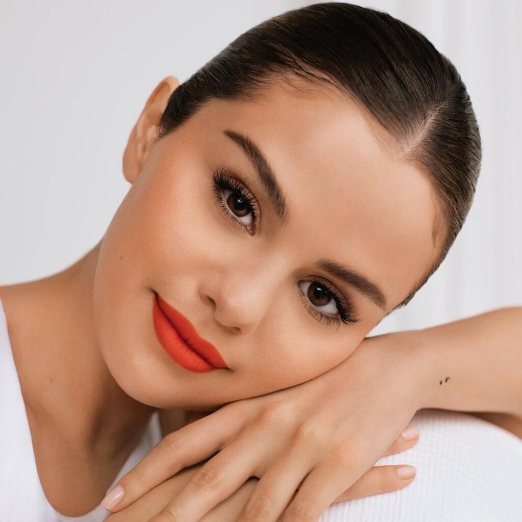 Selenu si pamätáme ako milú brunetku.