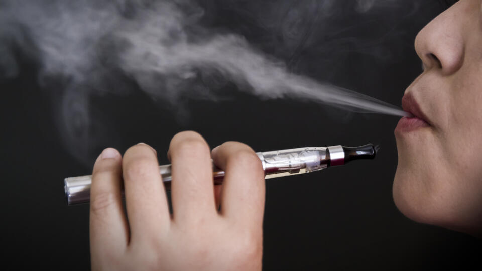 E-cigarety neobsahujú nebezpečný dym, pozostávajúci z dechtu a oxidu uhoľnatého, ktoré sú v tabakových cigaretách.
