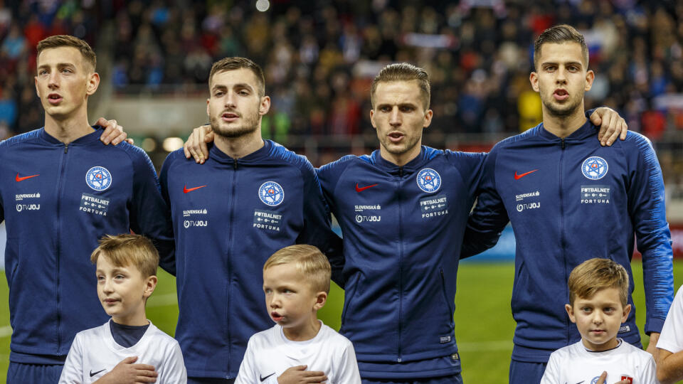 Na snímke hráči spievajú slovenskú hymnu počas zápasu kvalifikácie Majstrovstiev Európy medzi Slovenskom a Azerbajdžanom.