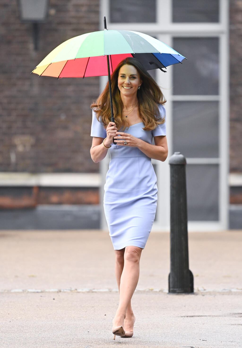 Kate s dáždnikom nielenže pripomínala hollywoodsku celebritu, ale zhodou okolností aj svoju sokyňu Meghan Markle (39), ktorá pred vyše rokom zažiarila za podobných okolností v takmer rovnakých šatách.