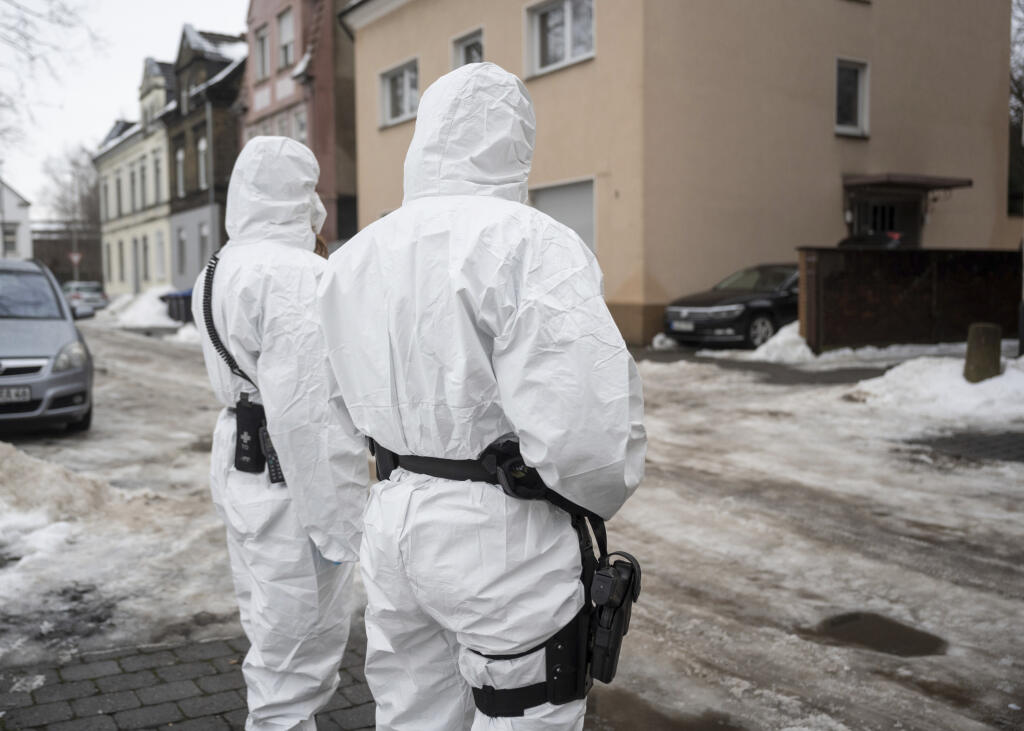 KK36 Hamm - Policajti v ochranných odevoch stoja pred obytným domom 16. februára 2021 v nemeckom meste Hamm. V západonemeckom meste Hamm sa od pondelňajšieho večera koná rozsiahla policajná operácia po tom, čo tam bol zistený prípad nákazy tzv. britským variantom nového koronavírusu. FOTO TASR/AP
Two police officers stand in front of a residential building wearing protective suits in Hamm, Germany, Tuesday, Feb.16, 2021. The detection of the British mutation of the coronavirus has led to a large