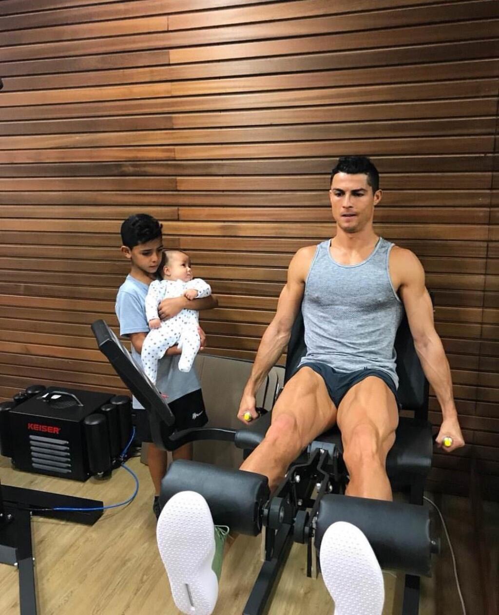 Takto na sebe drie Ronaldo, deti chvíľu počkajú.