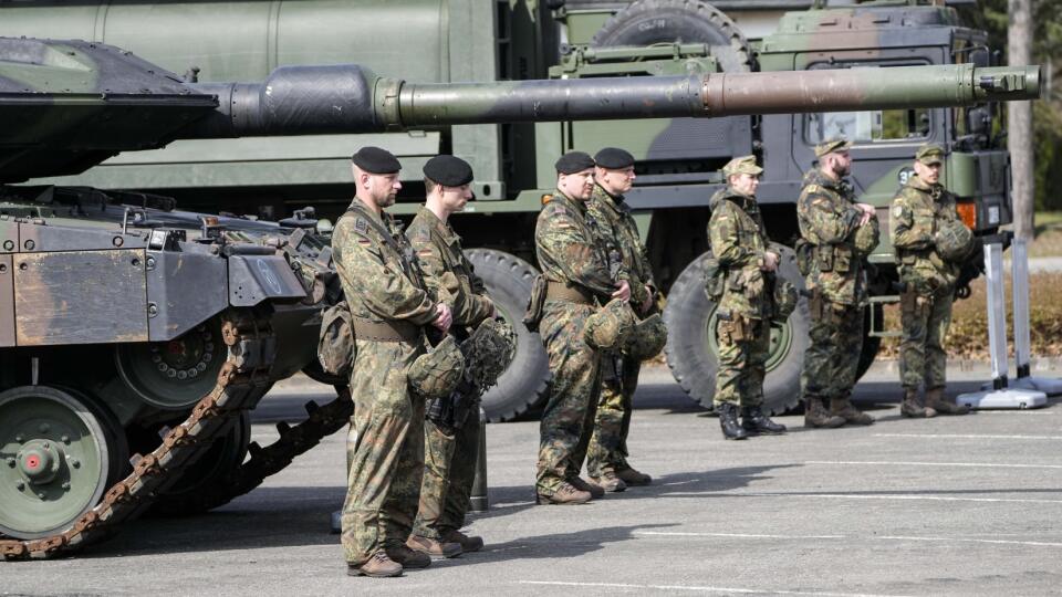 PK 12 Augustdorf - Vojaci stoja pred tankom Leopard počas návštevy premiéra Severného Porýnia-Vestfálska Hendrika Wüsta na vojenskej základni v kasárňach poľného maršála Rommela v nemeckej obci Augustdorf v stredu 30. marca 2022. Po ruskom útoku na Ukrajine sa Nemecko rozhodlo navýšiť rozpočet pre armádu o 100 miliárd Eur. FOTO TASR/AP
German soldiers stand at a Leopard tank during a visit of Governor Hendrick Wuest at the army base Field Marshal Rommel Barracks in Augustdorf, Germany, Wednes