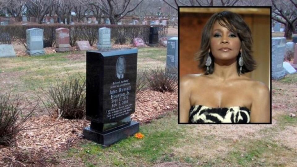 Whitney Houston odpočíva hneď vedľa svojho otca.