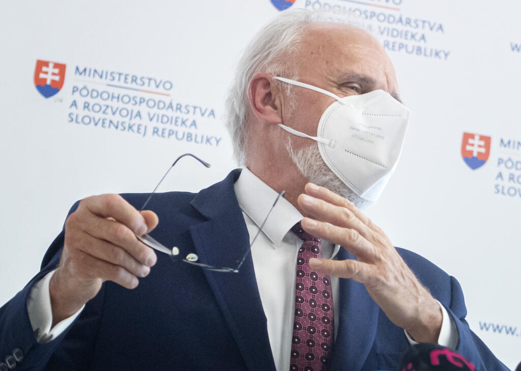 Na snímke minister pôdohospodárstva a rozvoja vidieka (MPRV) SR Ján Mičovský (OĽaNO) počas brífingu s novinármi, na ktorej ohlásil svoju demisiu z postu ministra pôdohospodárstva 25. mája 2021 v Bratislave. FOTO TASR - Martin Baumann