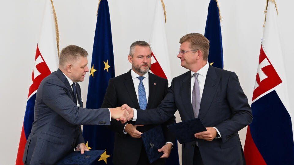 Na snímke prezident SR Peter Pellegrini (uprostred), vpravo podpredseda Národnej rady SR poverený jej riadením Peter Žiga (Hlas-SD) a vľavo predseda vlády SR Robert Fico (Smer-SD) si podávajú ruky po podpise memoranda o jednotnom postupe v otázkach zahraničnej politiky, v nedeľu 1. septembra 2024 v Bratislave.