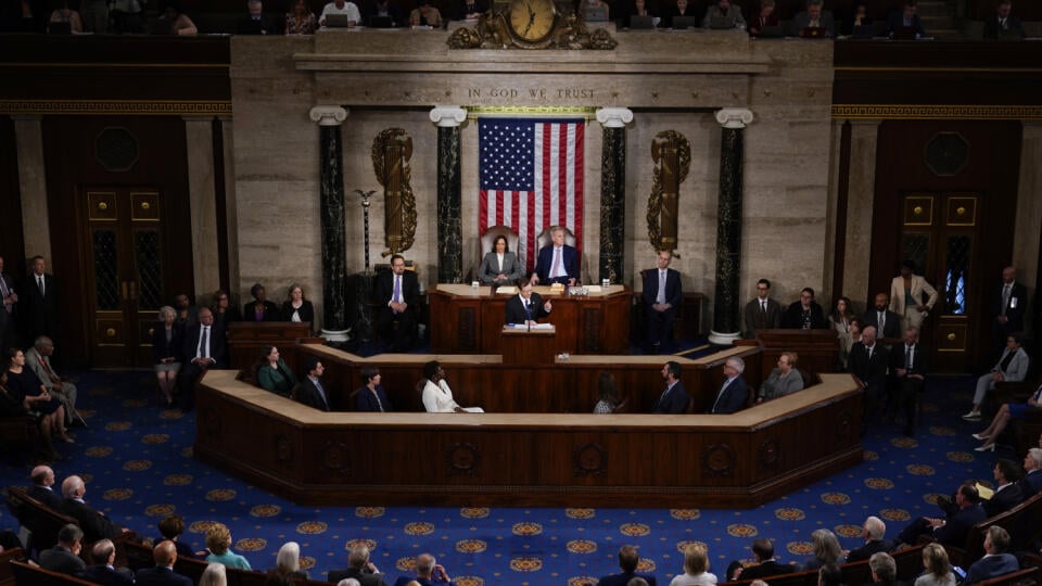 JB 36 Washington - Izraelský prezident Jicchak Herzog (v pozadí uprostred) počas jeho prejavu v americkom Kongrese vo Washingtone 19. júla 2023. Hore vľavo americká viceprezidentka Kamala Harrisová a hore vpravo predseda Snemovne reprezentantov USA Kevin McCarthy. FOTO TASR/AP
Israeli President Isaac Herzog speaks to a joint session of Congress, Wednesday, July 19, 2023, at the Capitol in Washington, as Vice President Kamala Harris and House Speaker Kevin McCarthy of Calif., look on.(AP Photo/