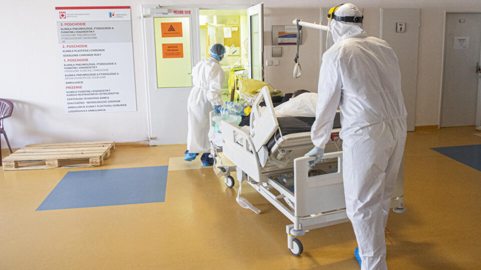 Zdravotnícky personál priváža pacienta do covidovej červenej zóny na Klinike pneumológie a ftizeológie nemocnice v bratislavskom Ružinove.