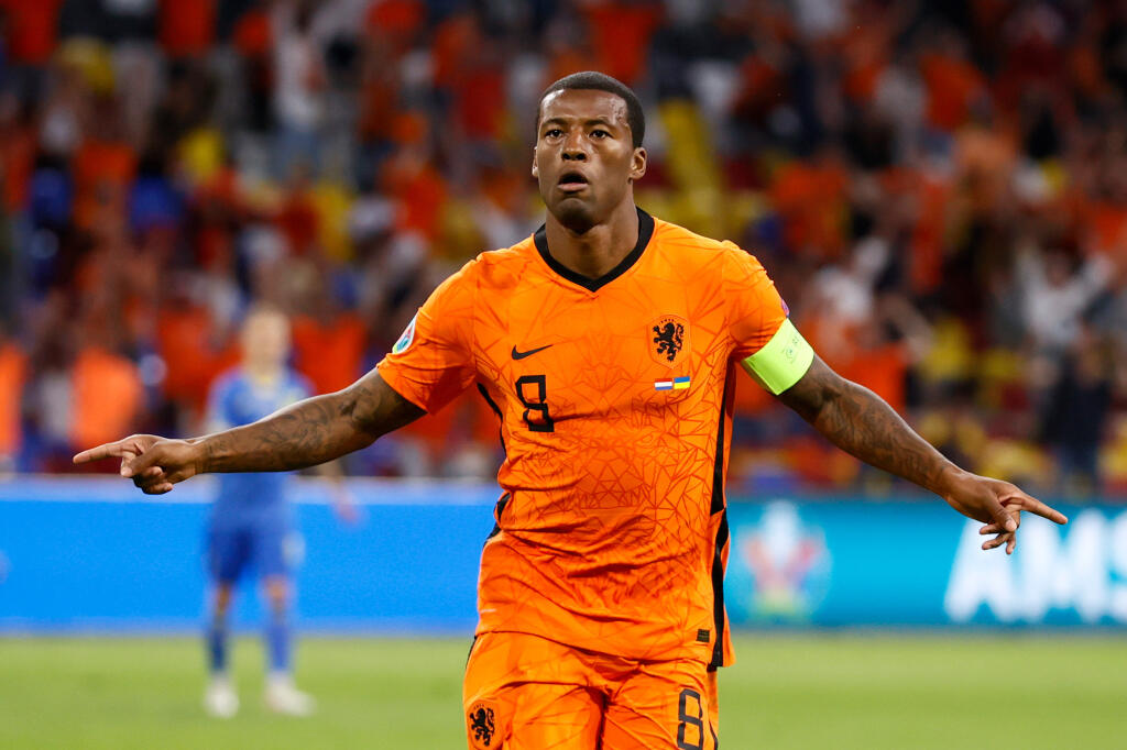 Georginio Wijnaldum nastúpi so špeciálnou kapitánskou páskou a napodobní Manuela Neuera.
