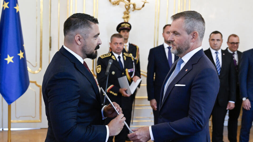 Na snímke prezident SR Peter Pellegrini (vpravo), ktorý vymenoval Pavla Gašpara za riaditeľa Slovenskej informačnej služby (SIS) v Prezidentskom paláci v Bratislave v pondelok 26. augusta 2024. Riaditeľa SIS vymenúva prezident na základe návrhu vlády. Gašparovu nomináciu na tento post odsúhlasila vláda vo februári. Bývalá hlava štátu Zuzana Čaputová prenechala menovanie nového riaditeľa tajnej služby na svojho nástupcu. Pavol Gašpar bol doteraz námestníkom riaditeľa spravodajskej služby. Po zmen