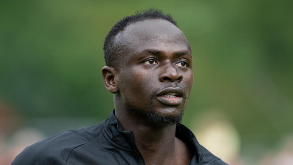 WA 18 archív Rottach-Egern - Na archívnej snímke z 20. júla 2023 futbalista Bayernu Mníchov Sadia Mané počas tréningu. Futbalisti Bayernu Mníchov odcestovali na predsezónnu prípravu do Singapuru bez Sadia Maneho. Senegalský útočník je blízko prestupu do saudskoarabského klubu Al-Nassr.FOTO TASR/DPA
ARCHIV - 20.07.2023, Bayern, Rottach-Egern: Fußball: Bundesliga, Trainingslager FC Bayern München, Abschlusstraining. Sadio Mane nimmt am Training teil. Der Senegalese könnte nach Saudi-Arabien wech