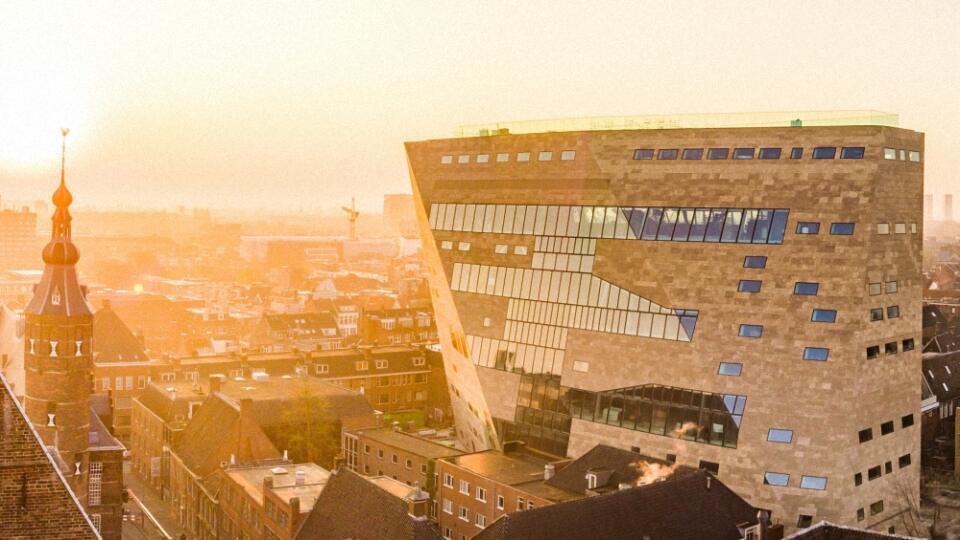 Komplex Forum Groningen stojí na hlavnom námestí Grote Markt