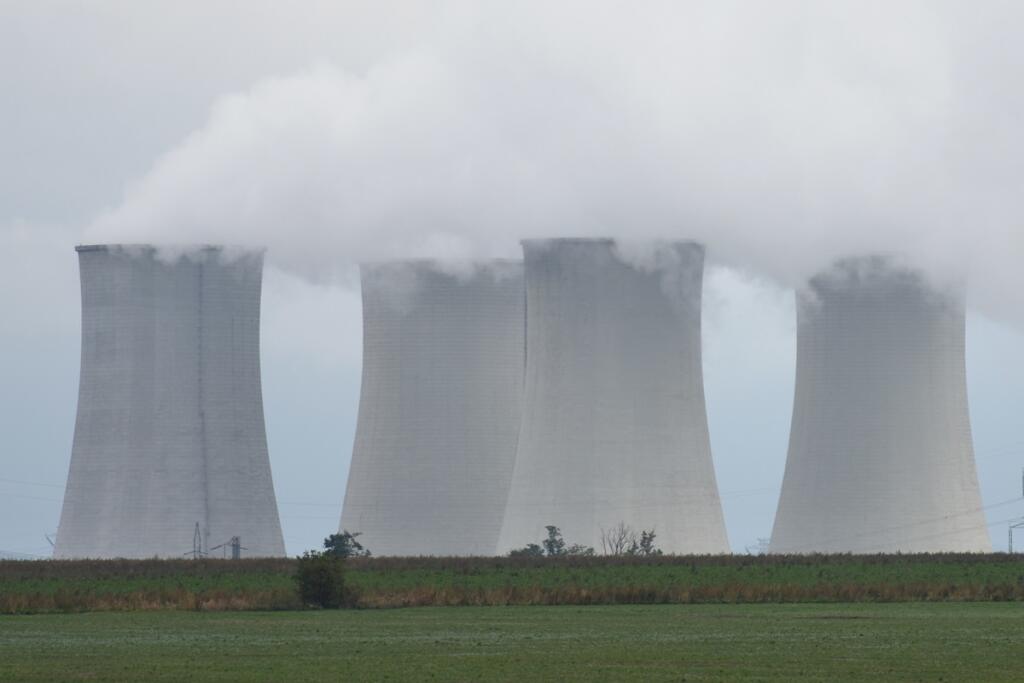 Všetky štyri chladiace veže odstavenej jadrovej elektrárne V1, ktoré tvorili súčasť panorámy okolia Jaslovských Bohuníc vyše štyridsať rokov sú zbúrané. Na snímke nový pohľad na chladiace veže jadrovej elektrárne V2 v Jaslovských Bohuniciach 2. októbra 2018. FOTO TASR - Lukáš Grinaj