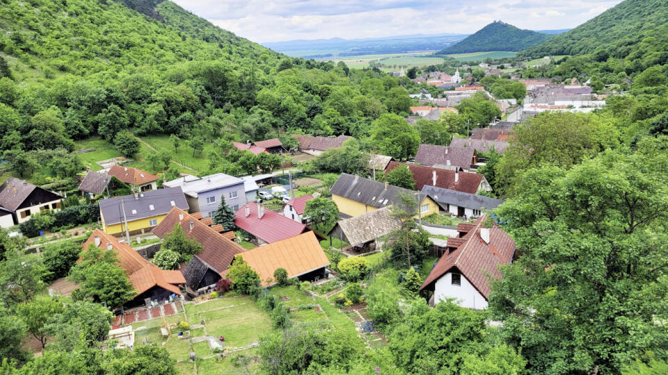 Háj leží na prahu Národného parku Slovenský kras.