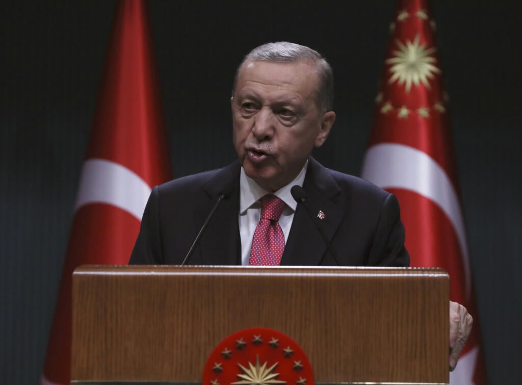 WA 22 Ankara - Turecký prezident Recep Tayyip Erdogan vystupuje v prezidentskom paláci v Ankare v stredu 15. marca 2023. Erdogan v stredu naznačil, že Turecko by mohlo čoskoro ratifikovať žiadosť Fínska o vstup do NATO. Švédsku žiadosť bude Ankara posudzovať oddelene. Pre agentúru Reuters to uviedli dvaja nemenovaní tureckí predstavitelia, informuje TASR podľa správy britského denníka The Guardian. FOTO TASR/AP 

Turkey's President Recep Tayyip Erdogan speaks at his presidential palace, in Ankar