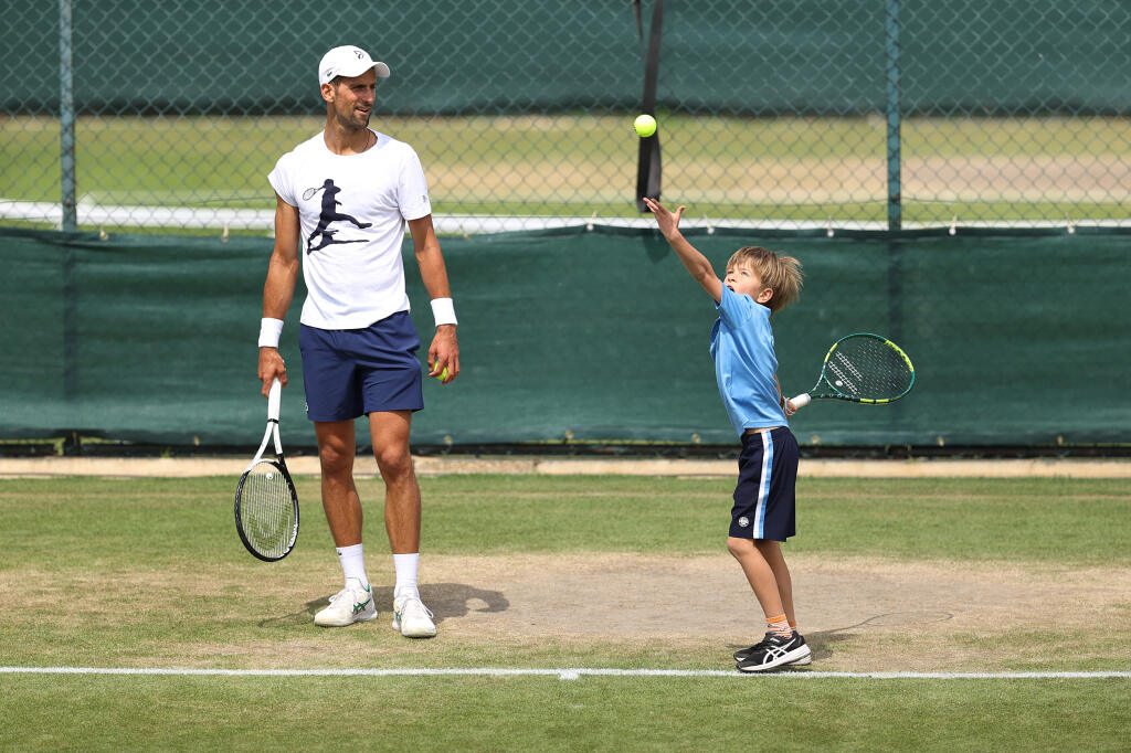 Djokovičovým sparingpartnerom na Wimbledone je aj jeho syn Stefan, s ktorým trénuje na tráve.