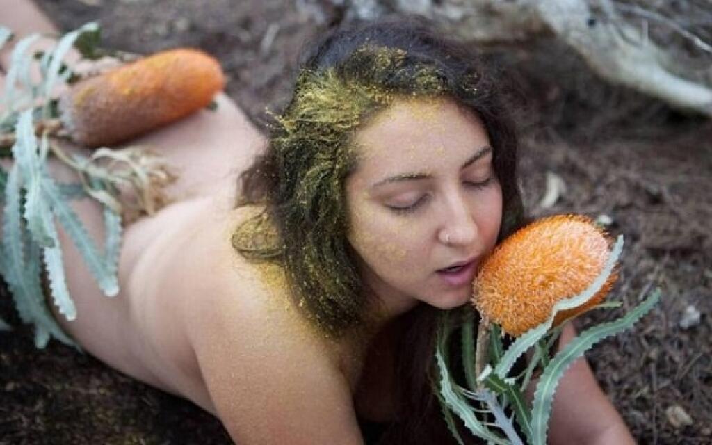 Ekosexuáli sa váľajú sa po zemi a prežívajú svoje orgazmy pokrytí zeminou, nahí sa maznajú s listami či so steblami trávy, špičkou jazyka sa ukájajú na chuti a vôni kvetov.