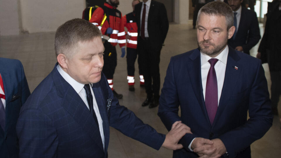 Na snímke vľavo predseda strany Smer-SD Robert Fico pred začiatkom slávnostného snemu strany oznamuje médiám, že odchádza do nemocnice pre vysoký tlak 7. decembra 2019 v Bratislave. Napravo podpredseda strany Peter Pellegrini. FOTO TASR - Pavel Neubauer