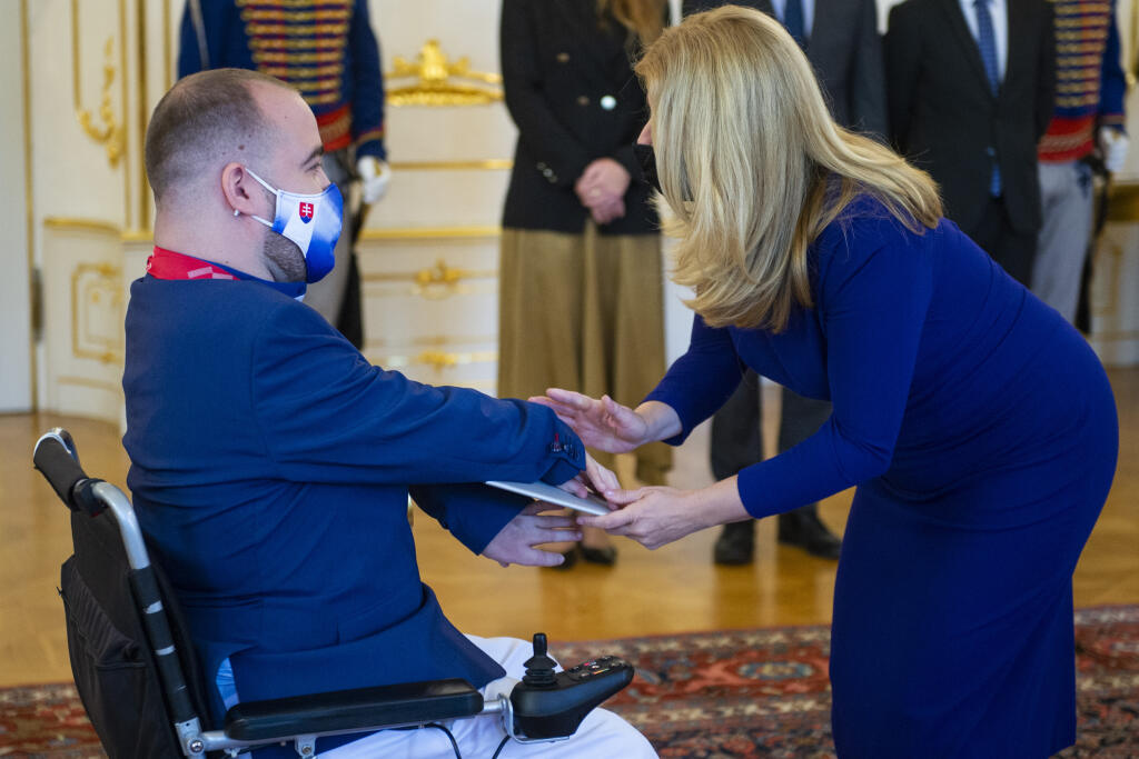 Prezidentka SR Zuzana Čaputová odovzdala ďakovné listy medailistom z Paralympijských hier 2020 v Tokiu. Na snímke zľava paralympionik Samuel Andrejčík a prezidentka SR Zuzana Čaputová počas prijatia v Prezidentskom paláci 10. septembra 2021 v Bratislave. FOTO TASR - Jakub Kotian