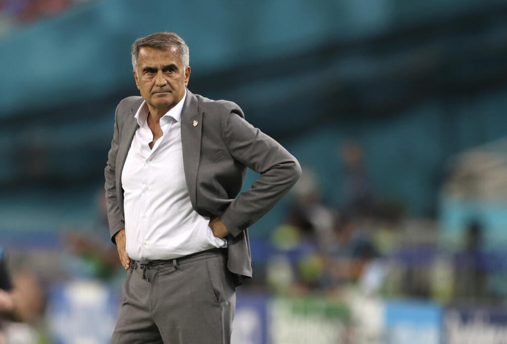 EBE 30 Baku - Na snímke tréner tureckej futbalovej reprezentácie Senol Günes v zápase A-skupiny na majstrovstvách Európy vo futbale Turecko – Wales v stredu 16. júna 2021 v azerbajdžanskom Baku. FOTO TASR/AP
Turkey's manager Senol Gunes during the Euro 2020 soccer championship group A match between Turkey and Wales the Baku Olympic Stadium in Baku, Azerbaijan, Wednesday, June 16, 2021. (Naomi Baker/Pool via AP)