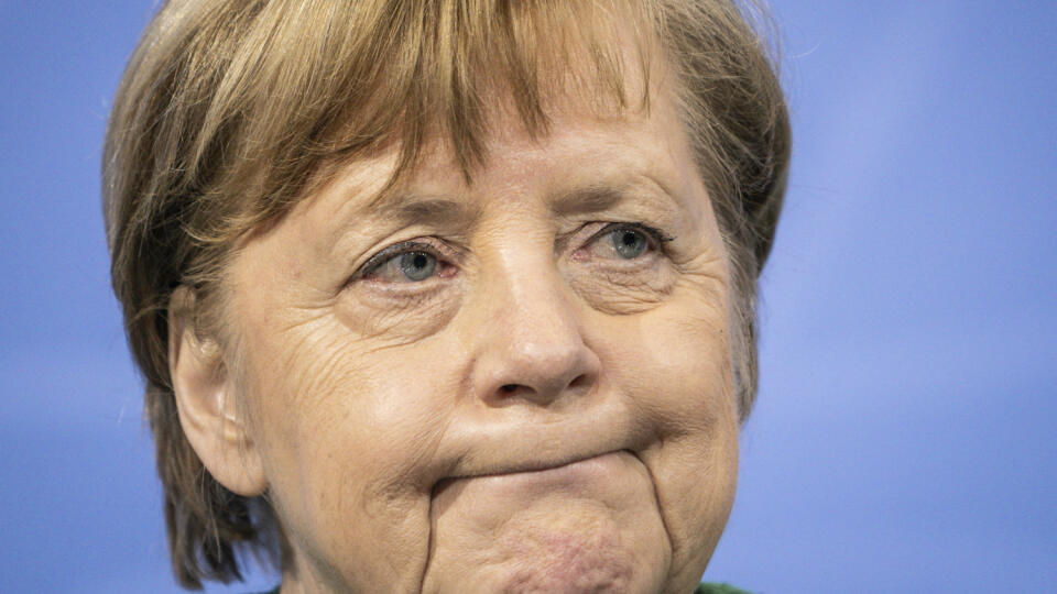 WA 7 Berlín - Nemecká kancelárka Angela Merkelová počas tlačovej konferencie po 11-hodinovom rokovaní s premiérmi 16 nemeckých spolkových krajín v Berlíne v utorok 23. marca 2021. Nemecko predlžuje celoštátny lockdown v súvislosti s pandémiou nového koronavírusu o štyri týždne - do 18. apríla. Prísne epidemiologické pravidlá pritom budú platiť počas veľkonočných sviatkov. Okrem predĺženia existujúcich opatrení vrátane uzavretia kultúrnych, voľnočasových či športových zariadení sa Merkelová s pre