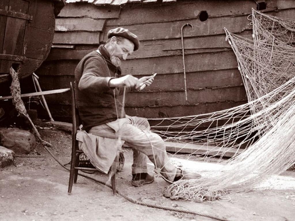 Рыбак в старину. Старинная рыболовная сеть. Плетение сетей в старину. Крестьяне плетут. Крестьяне занимались промыслами