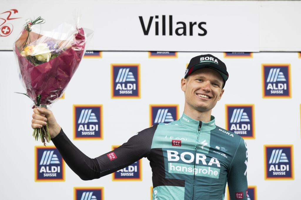 JB 61 Villars - Etapové preteky Okolo Romandie vyhral ruský cyklista Aleksandr Vlasov (na snímke). Jazdec tímu Bora–Hansgrohe si zaistil triumf v nedeľnej záverečnej 5. etape, keď zvládol horskú časovku za 33:40 minúty na trati z Aigle do Villars, dlhej 15,8 km vo švajčiarskom meste Villars 1. mája 2022. FOTO TASR/AP
Aleksandr Vlasov, from Russia, celebrates on podium after winning the fifth and last stage, a 15,8 km race against the clock between Aigle and Villars at the 75th Tour de Romand
